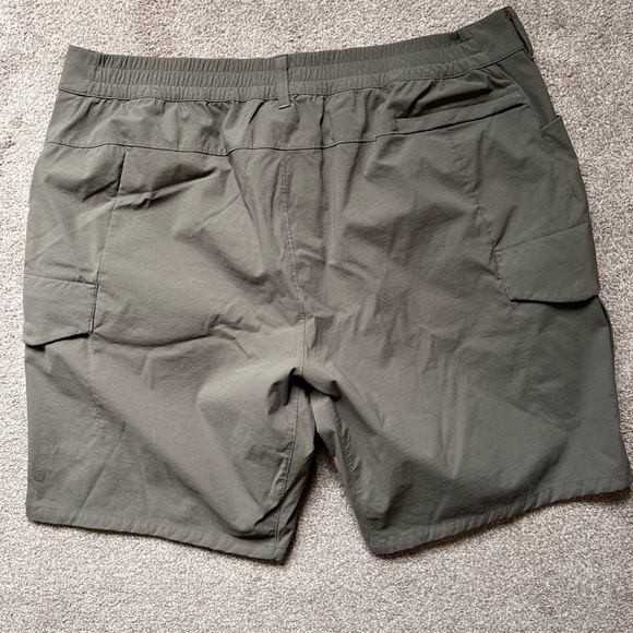 Mens Lululemon 8” Utility Cargo Shorts Size 38 - Picture 4 of 13